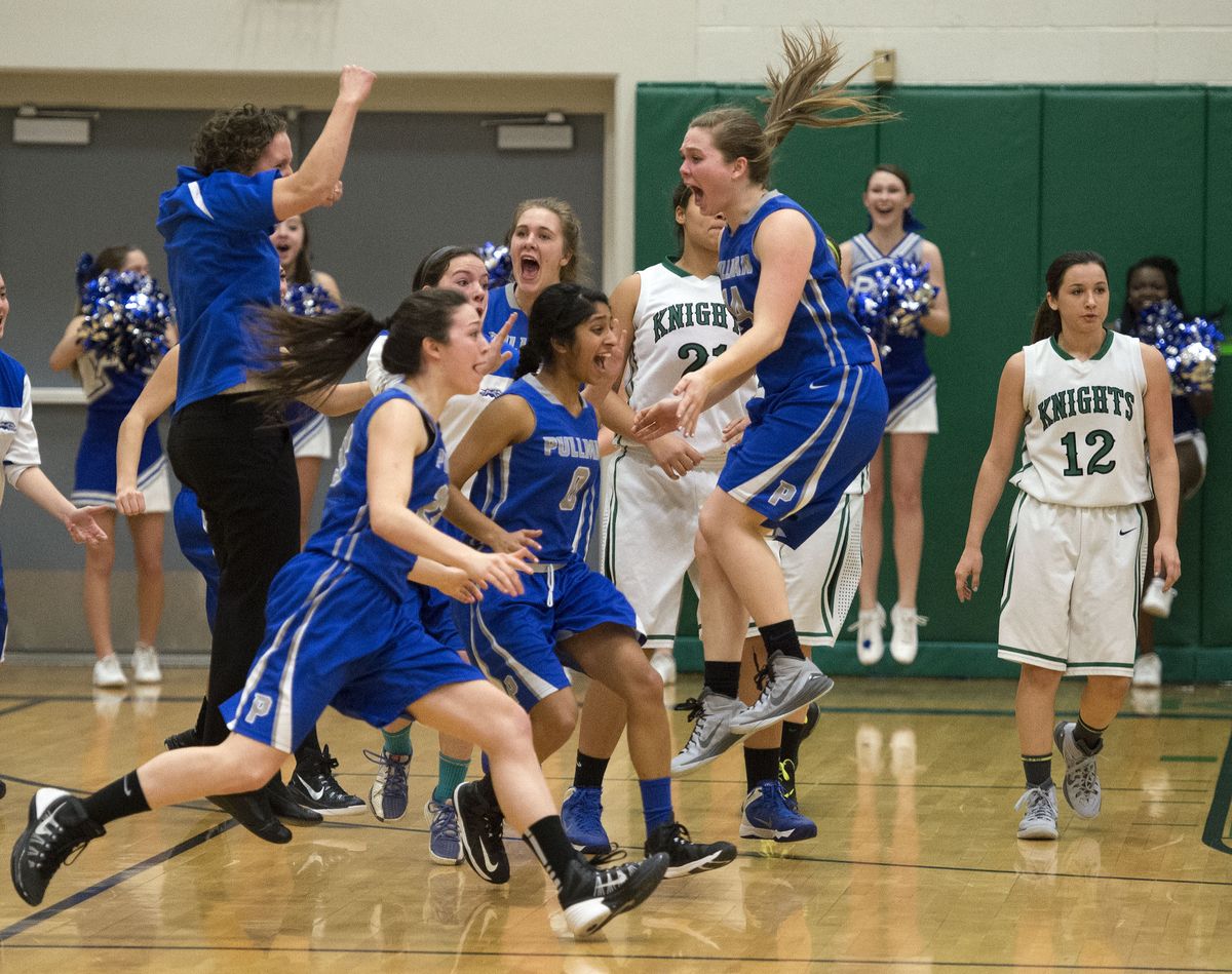 Pullman players are ecstatic after Emily Drake’s buzzer-beating 3-pointer beats East Valley. (Colin Mulvany photos)