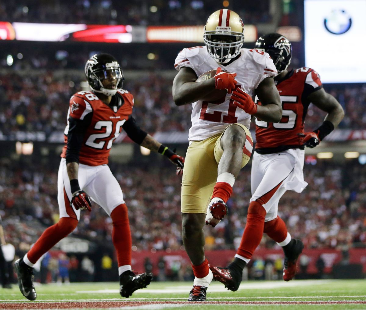 San Francisco’s Frank Gore runs into the end zone for a 9-yard touchdown in the fourth quarter that provided the winning points. (Associated Press)