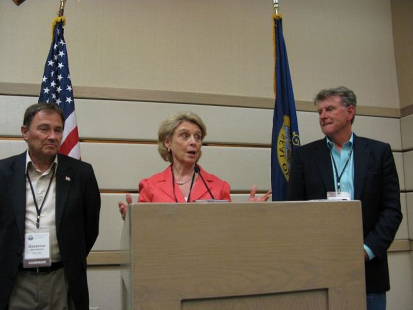 Washington Gov. Chris Gregoire, center, announces her 