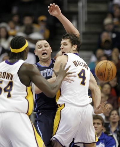 Luke Walton has been stalked after refusing to sign an autograph.  (Associated Press / The Spokesman-Review)