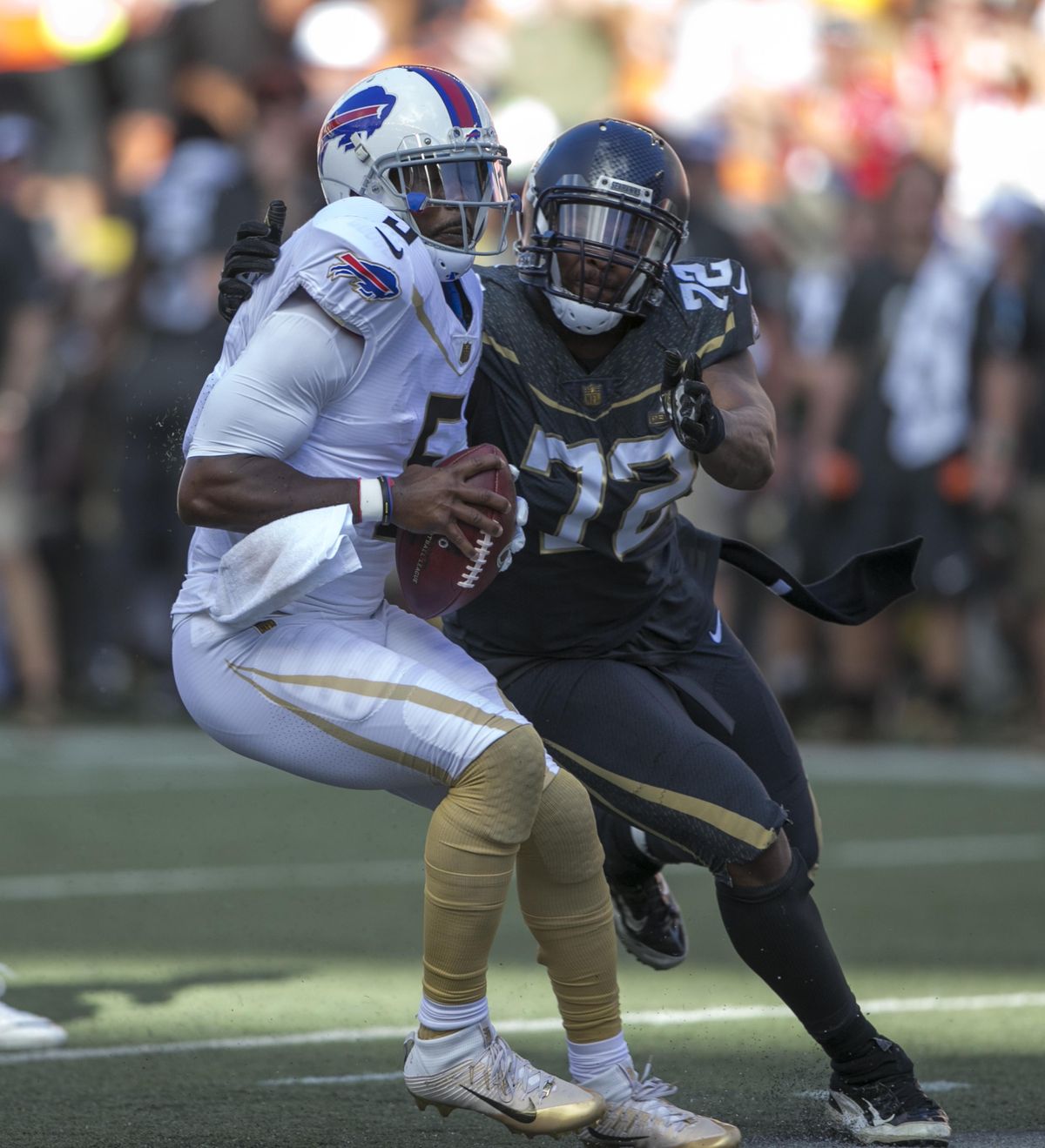 Buffalo Bills quarterback Tyrod Taylor, left, of Team Rice barely avoids Seattle Seahawks defensive end Michael Bennett (72) of Team Irvin during the third quarter of the Pro Bowl. (Marco Garcia / AP)