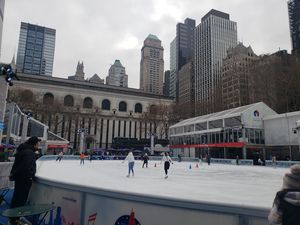 As pessoas levam para o gelo no Bryant Park, em Nova York, NY (Azaria Podplesky/para o porta-voz)