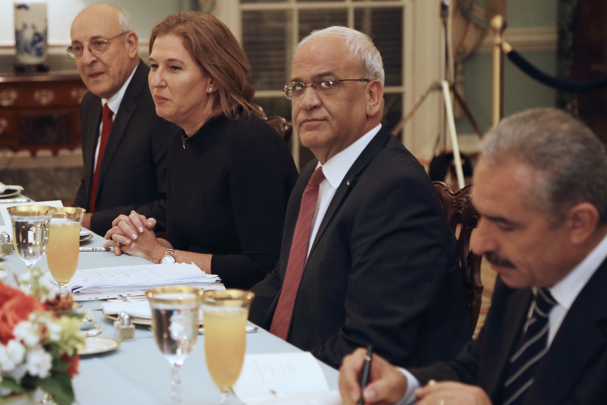 From left, Israeli negotiators Yitzhak Molcho and Tzipi Livni are joined by Palestinian negotiators Saeb Erekat and Mohammed Shtayyeh at a dinner Monday in Washington. (Associated Press)