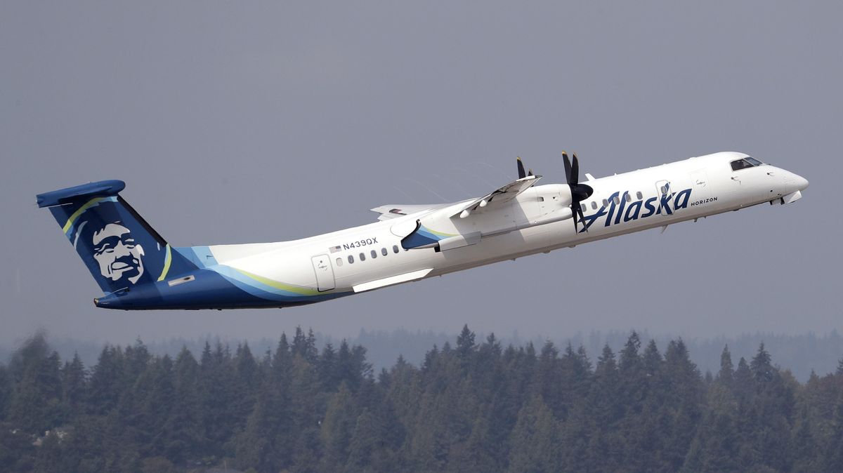 Alaska Airlines flights back in the air after power outage