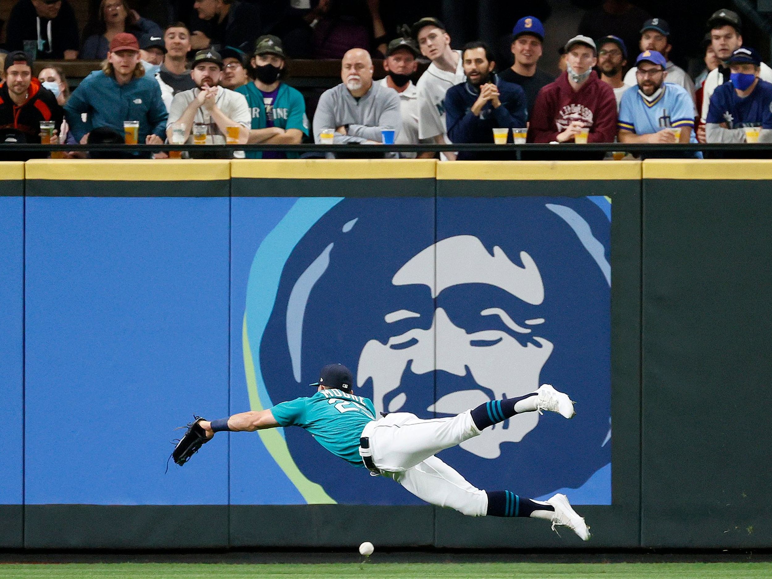 Jesse Winker exits game against Astros after first-base collision