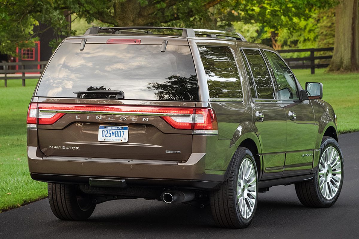 The new Navigator also receives exterior updates, a redesigned interior and updated cabin technology. A new electric power assisted steering system and an available adaptive suspension improve handling. (Lincoln)