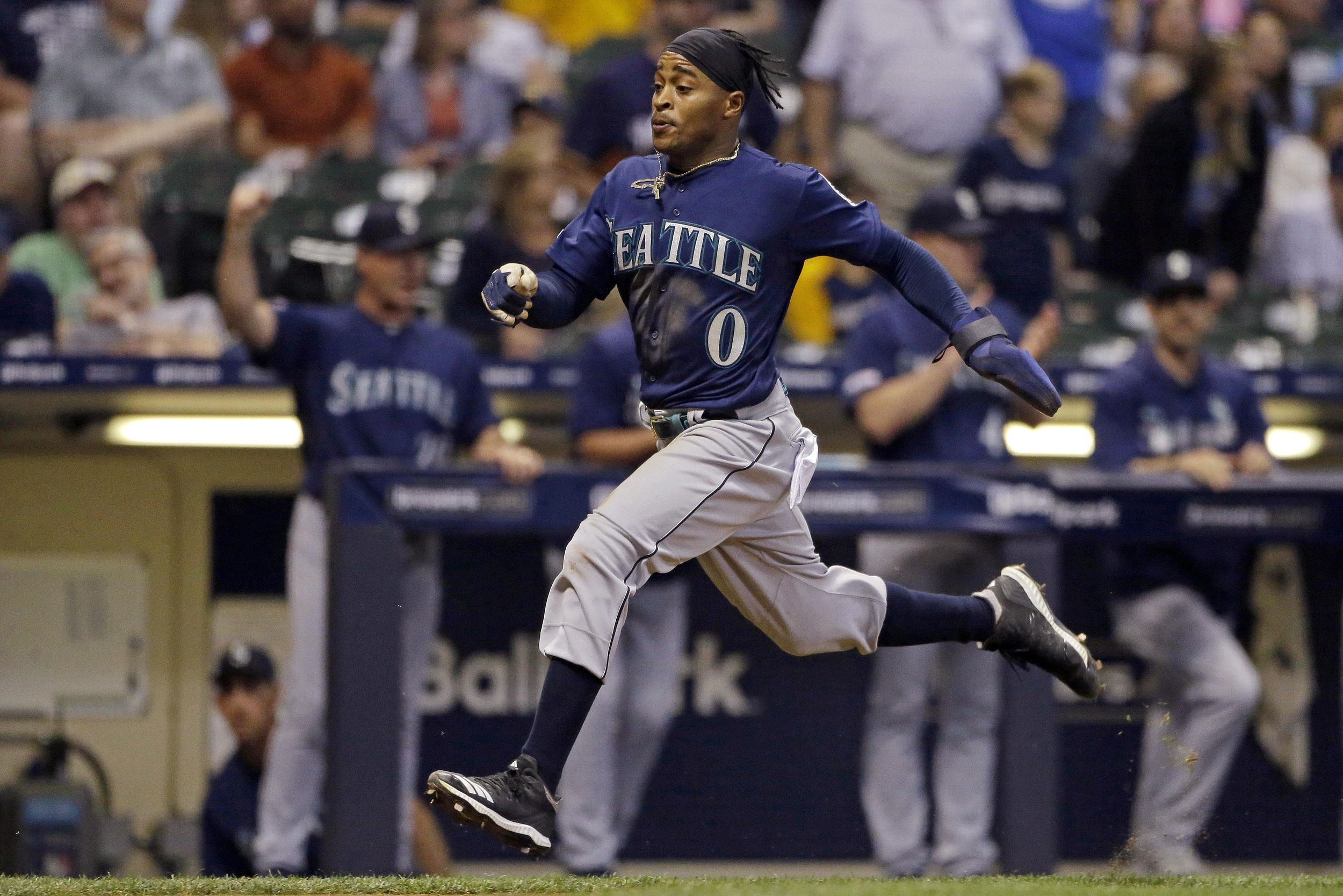 Mariners topple Brewers to extend winning streak to three The
