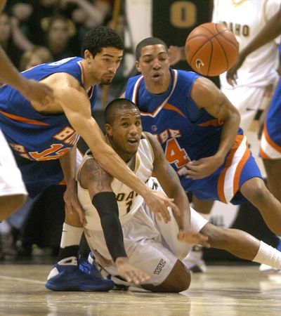 ORG XMIT: IDLEW102 Idaho's Mac Hopson passes the ball to Terrence Simmons as Boise State's Aaron Garner, left, and La'Shard Anderson defend  in the first half of an NCAA college basketball game on Thursday, Jan. 29, 2009, in Moscow, Idaho. (AP Photo/Lewiston Tribune, Kyle Mills) (Kyle Mills / The Spokesman-Review)