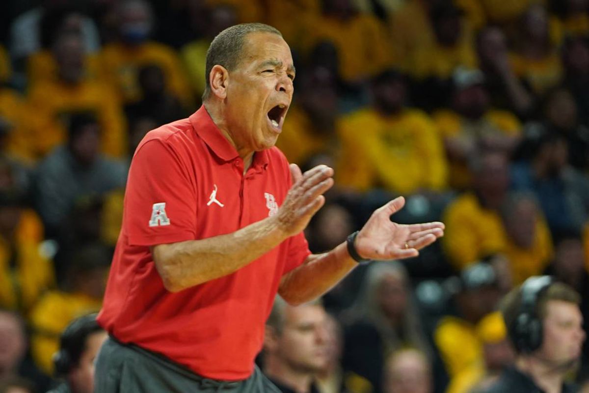 Longtime college basketball coaches Kelvin Sampson (pictured), of Houston, and Rick Barnes, of Tennessee, will clash in the Elite Eight.  (Tribune News Service)