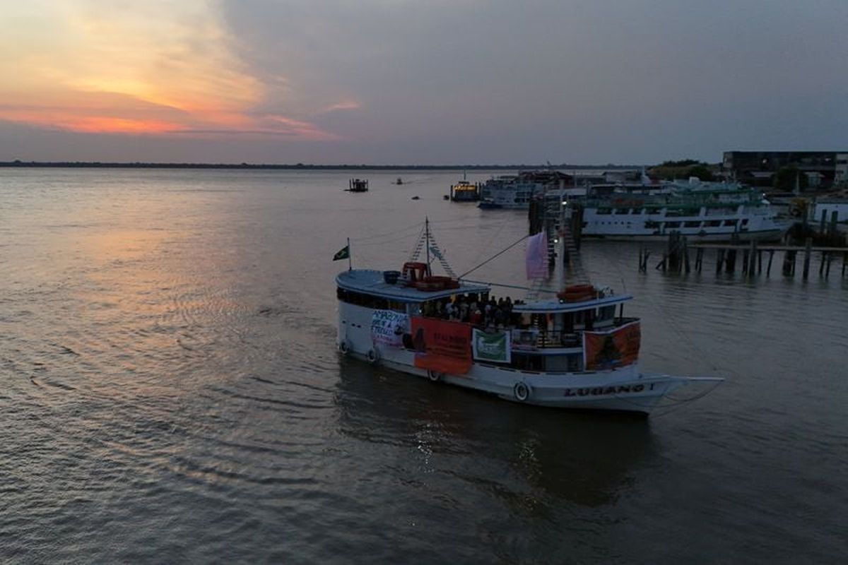 A drone view shows a boat, carrying Indigenous representatives from across Latin America, arriving in Belem, ahead of the UN Climate Change Conference (COP30), in Brazil, November 9, 2025. REUTERS/Adriano Machado (Adriano Machado)