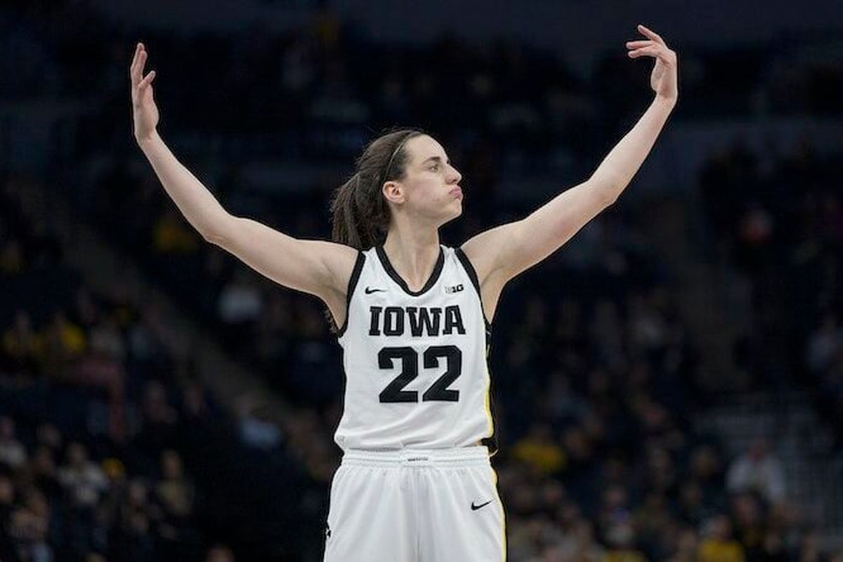 Guard Caitlin Clark acknowledges Hawkeyes fans last Sunday while leaving the game in Iowa’s 105-72 victory over Ohio State in the Big Ten Tournament title game.  (Tribune News Service)