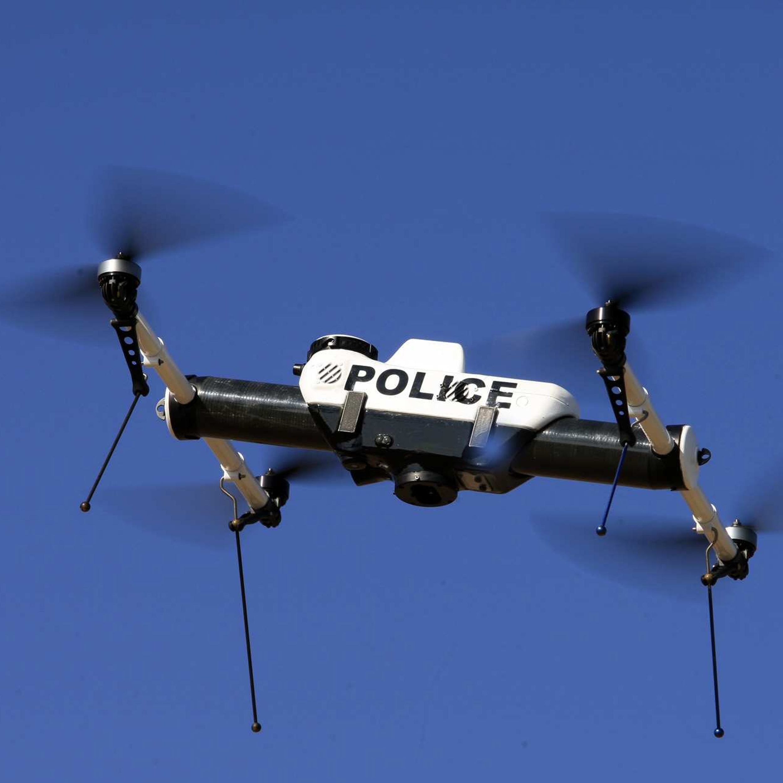 Летающие роботы примеры. Дроны беспилотники. Квадрокоптер полиция. Беспилотники полиции. Дроны в полиции.