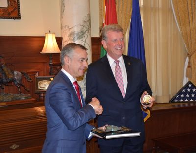Iñigo Urkullu, president of the Basque Country, and Idaho Gov. Butch Otter exchange gifts and greetings on Wednesday in the governor's office in Boise (State of Idaho photo)