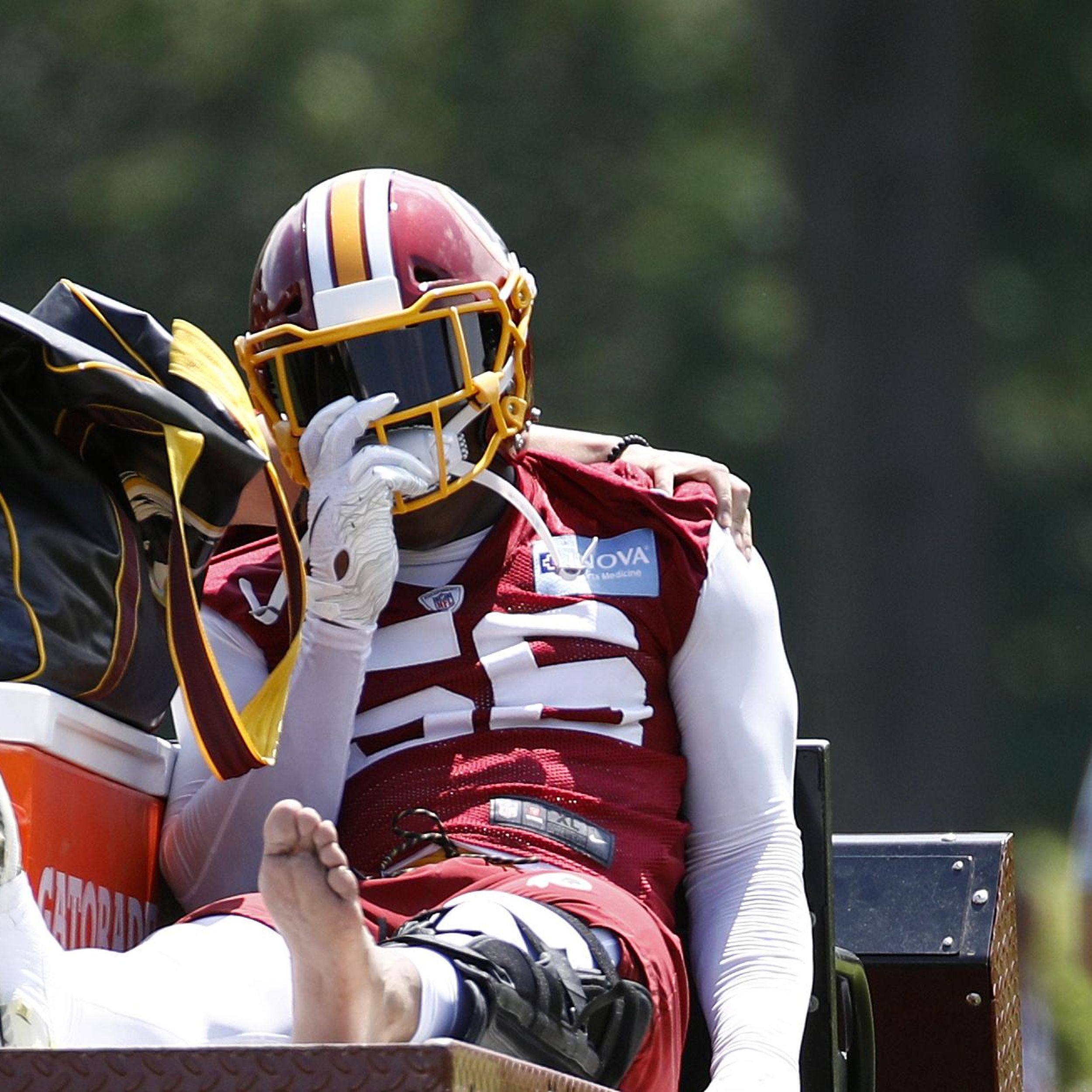 Redskins' Foster carted off field with apparent knee injury