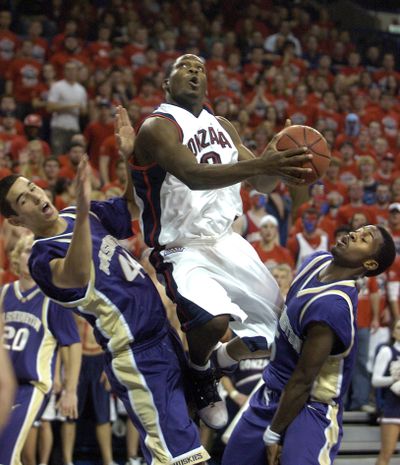 Gonzaga’s Jeremy Pargo slips between UW's Phil Nelson, left, and Justin Dentmon when the teams last played in 2006. (Dan Pelle)