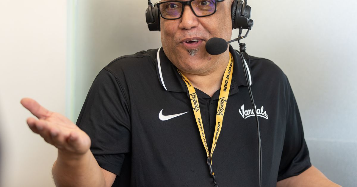 Seattle Mariners Spanish broadcaster returns with Spanish-language Vandal football: ‘It’s electrifying’