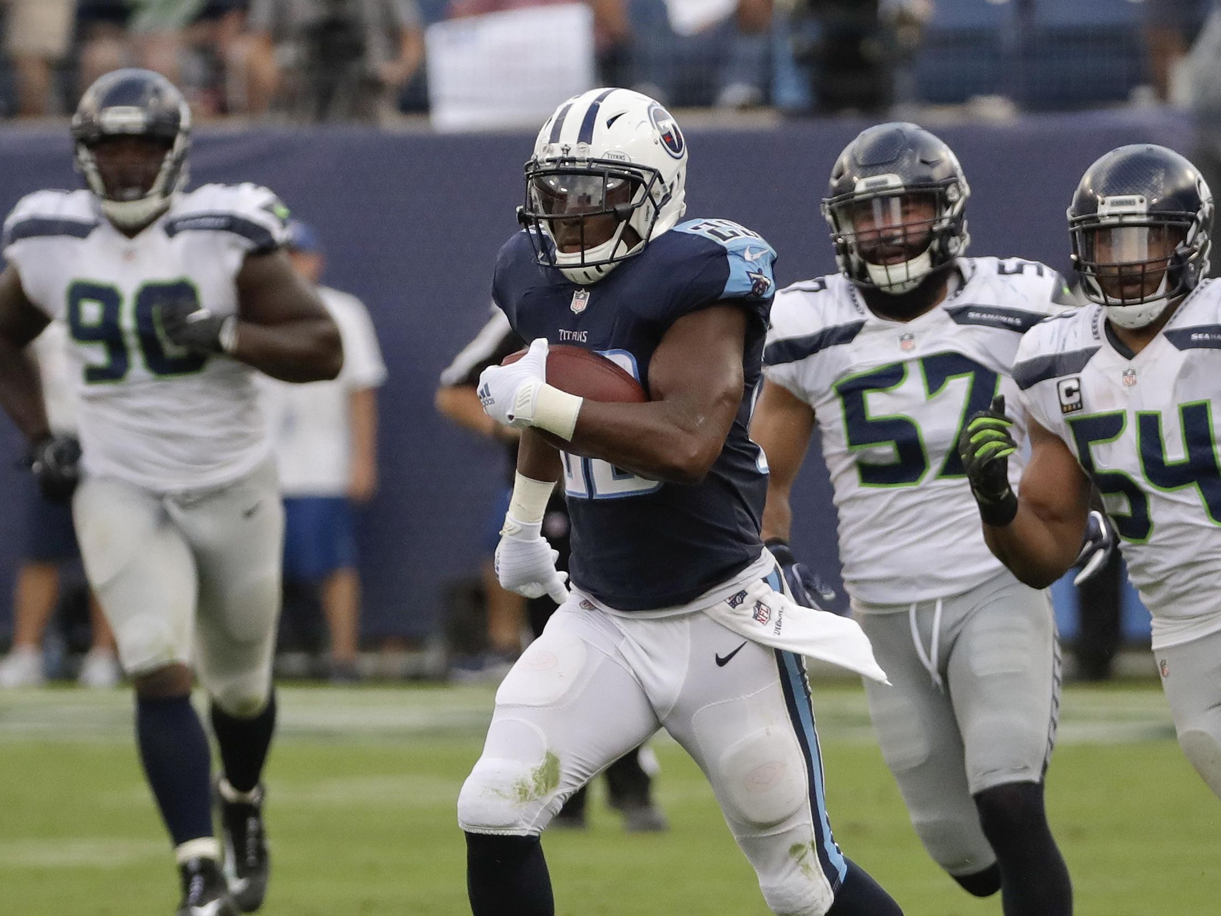 Titans score 21 straight points in 3rd, beat Seahawks 33-27