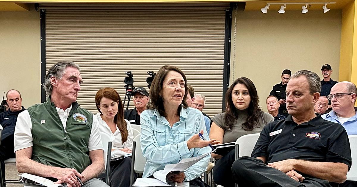 Image for Cantwell joins secretary of the interior in meeting for Spokane fires