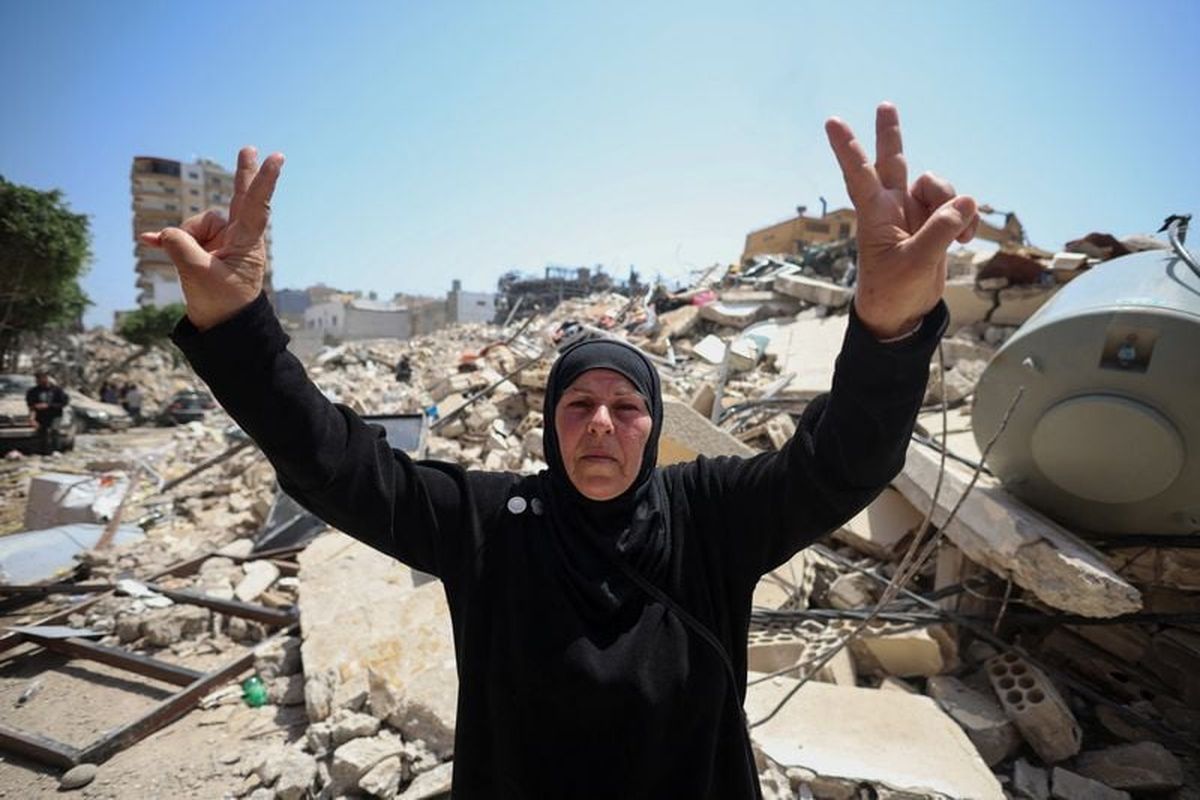 A woman makes a peace sign at the site of an Israeli strike carried out before a 10-day ceasefire between Lebanon and Israel went into effect, in Tyre, Lebanon, April 17, 2026. REUTERS/Louisa Gouliamaki  (Louisa Gouliamaki)