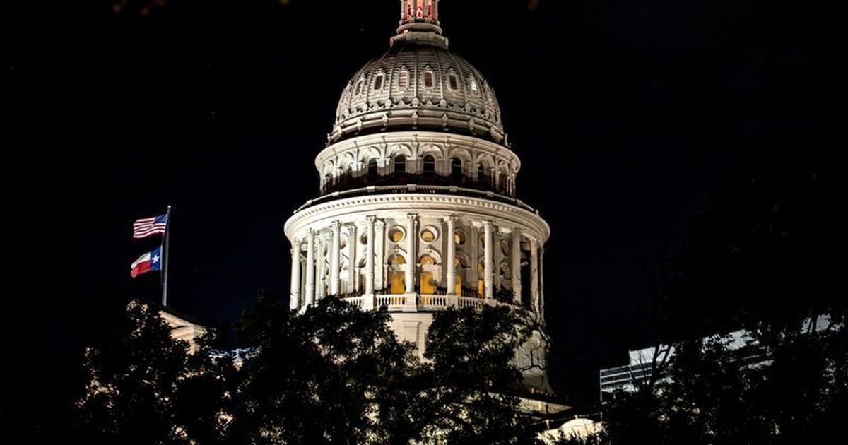 U.S. Supreme Court temporarily pauses lower court order that tossed Texas voting maps