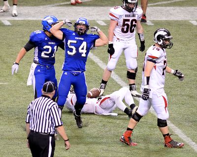 Coeur d'Alene's Austin Chadderdon (54) celebrtates a seconds-left-to-play sack on Highland quarterback Tommy Jewell (1) in the state 5A title game Friday, Nov. 22, 2013 at the Kibbie Dome.   Vikings won 31-28. (Jesse Tinsley / The Spokesman-Review)
