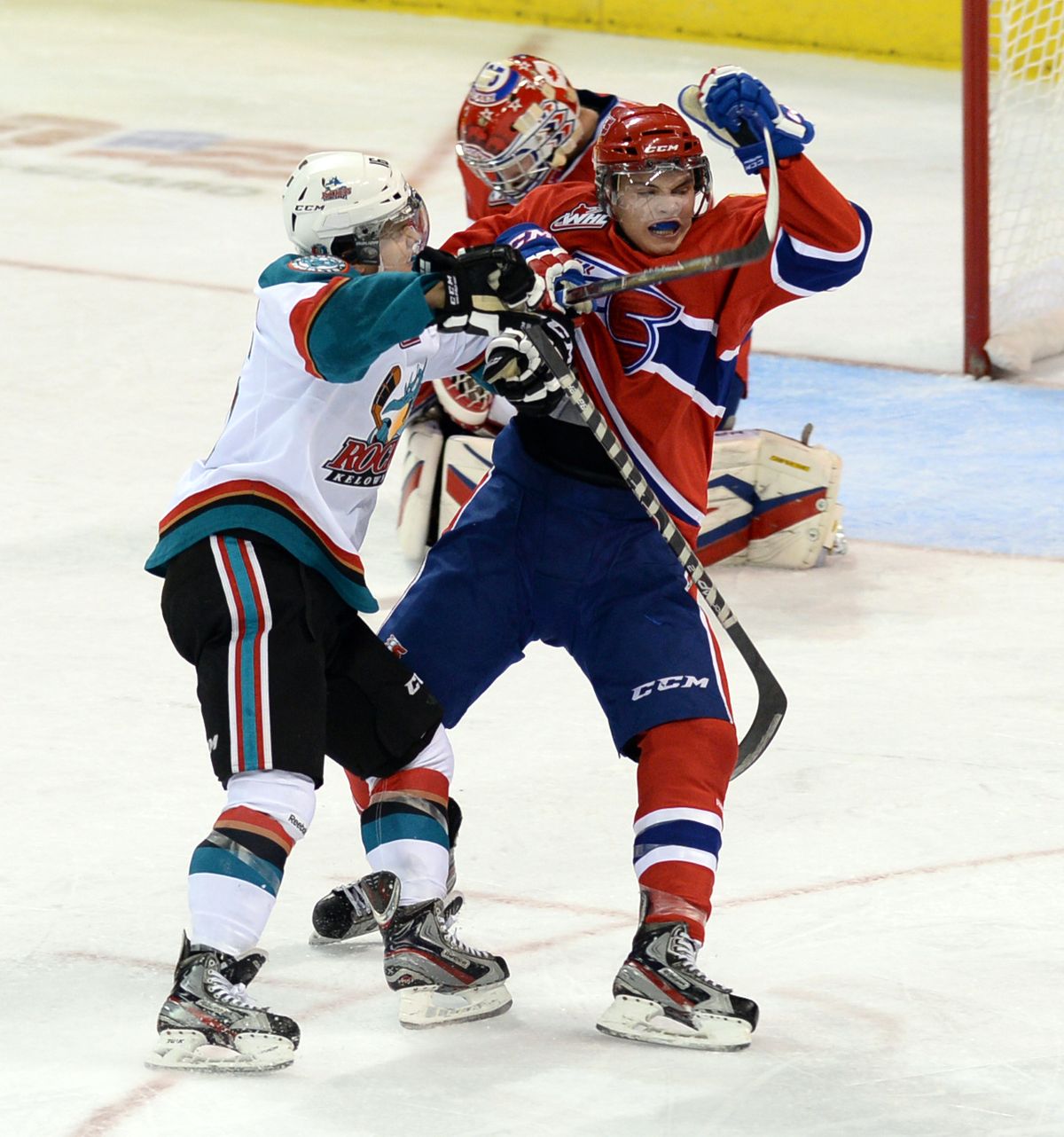 Kris Schmidll tangles with Chiefs’ Jeremy McIntosh. (Jesse Tinsley)