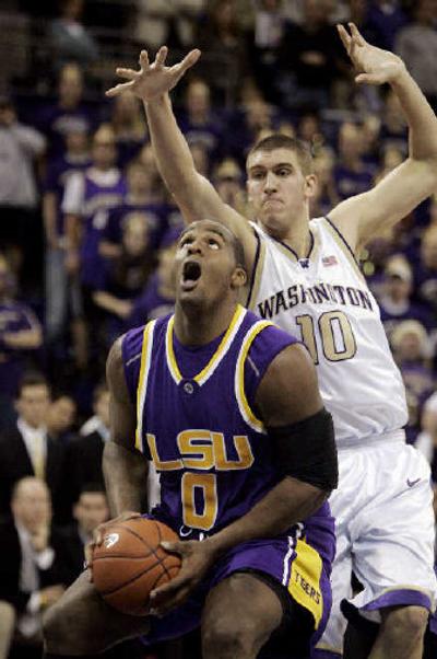 
Washington's Spencer Hawes defends as LSU's Glen Davis tries to find room to shoot.
 (Associated Press / The Spokesman-Review)