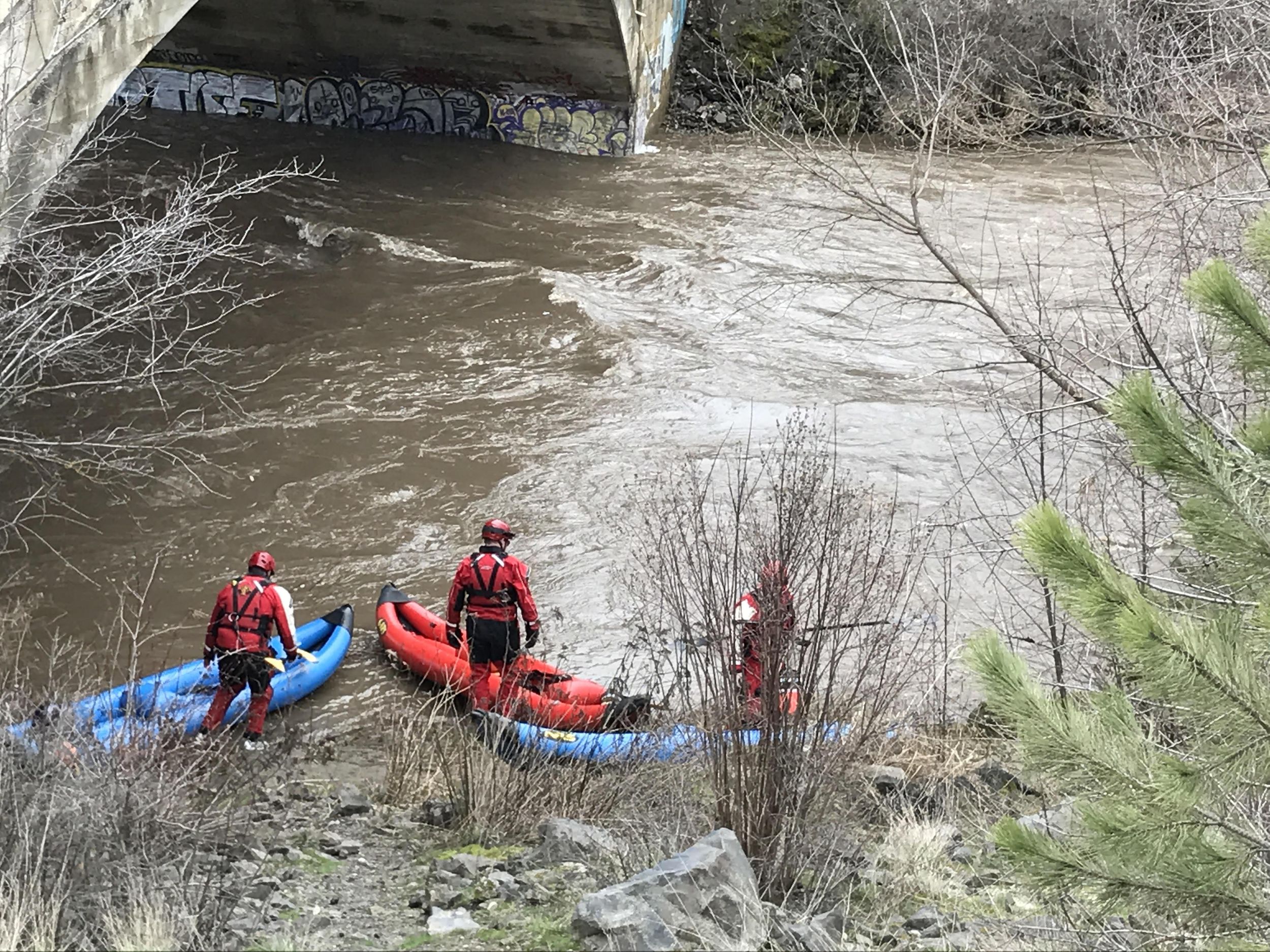 Tipped canoe with 5 overboard leads to search of Spokane River, Latah