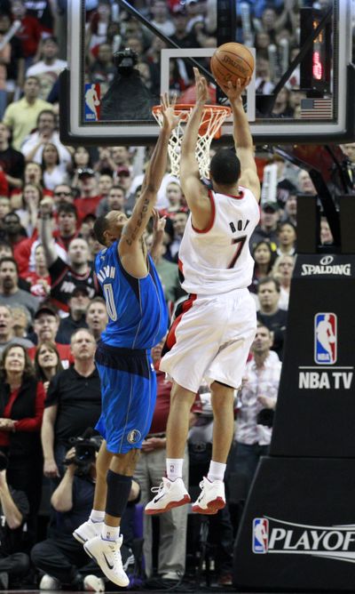 Portland’s Brandon Roy shoots the go-ahead basket as Dallas’ Shawn Marion defends with 39.2 seconds left in Game 4. (Associated Press)