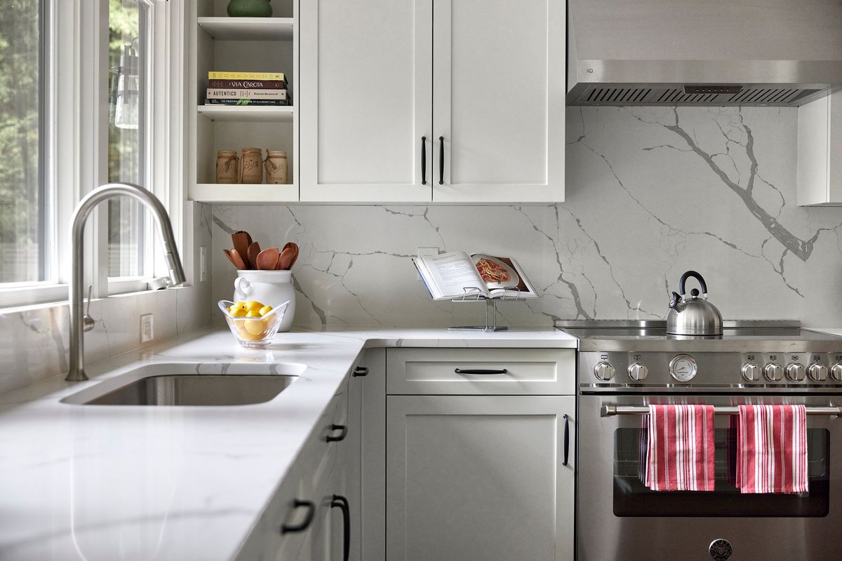 Fresh lemons and limes help to add fragrance and color to a kitchen. (Handout/TNS)  (TNS)