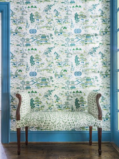 A project by Meg Braff uses Benjamin Moore’s Loch Blue trim to balance her Nanking print wallpaper. (J. Savage Gibson Photography)
