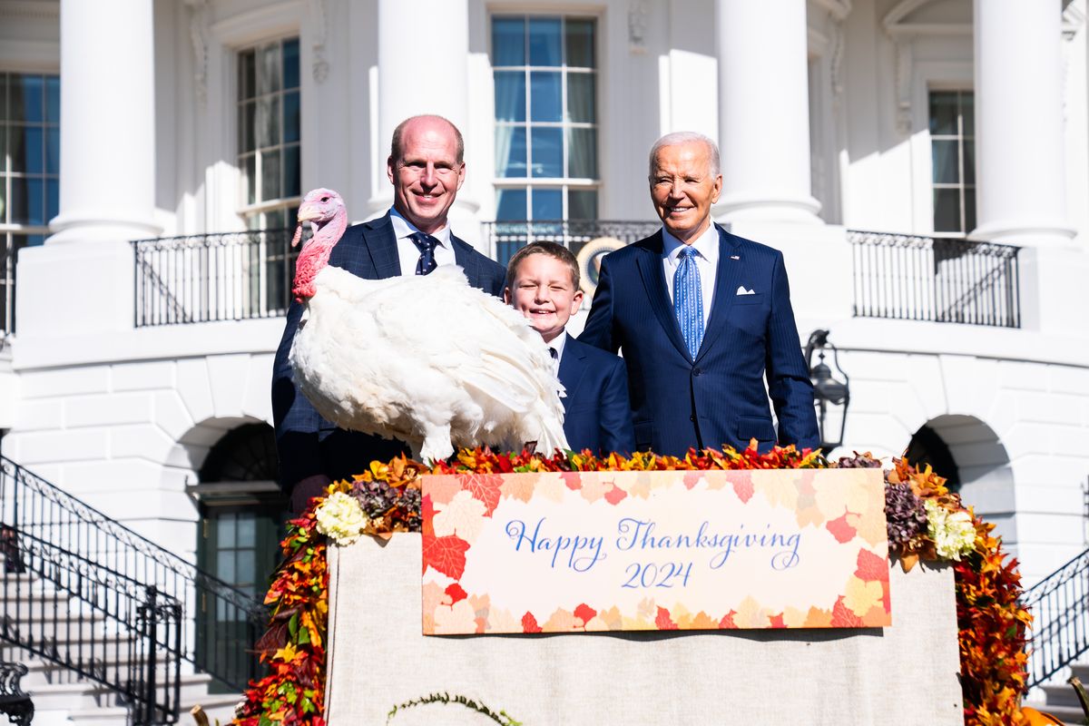 President Joe Biden with the chair of the National Turkey Federation, John Zimmerman, and Zimmerman’s son Grant on Monday at the White House.  (Demetrius Freeman/The Washington Post)