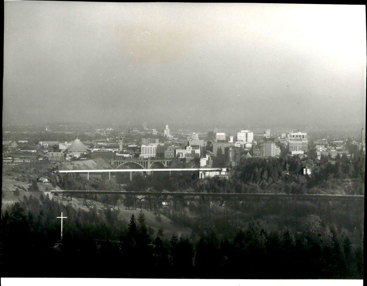 Carbon monoxide and other air pollutants blanket Spokane during an air pollution alert in 1974. (S-R archives)