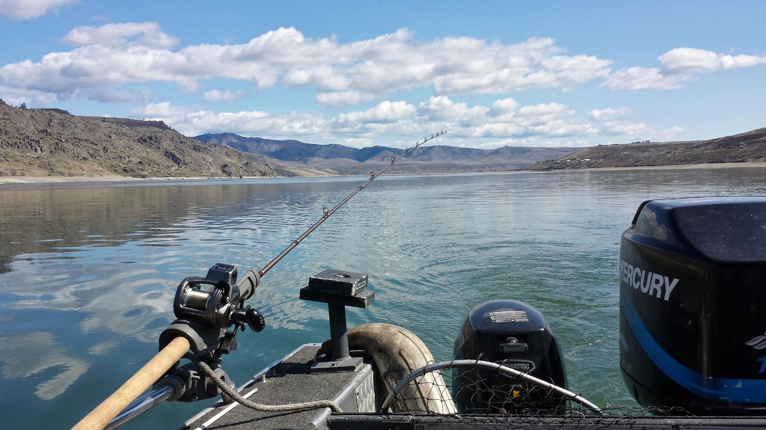 Lake Roosevelt Fishing: An Anglers Guide to the Columbia Rivers Hidden Gem