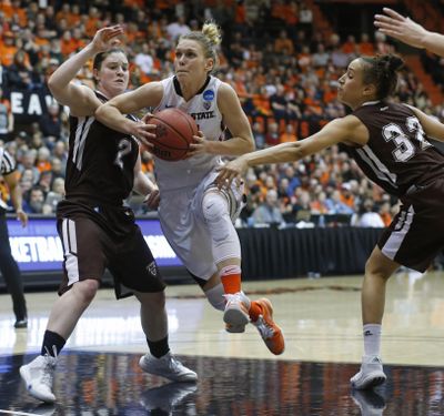 Oregon State's Jamie Weisner, center, notched 23 points to push the Beavers into the Sweet 16. (Timothy J. Gonzalez / Associated Press)