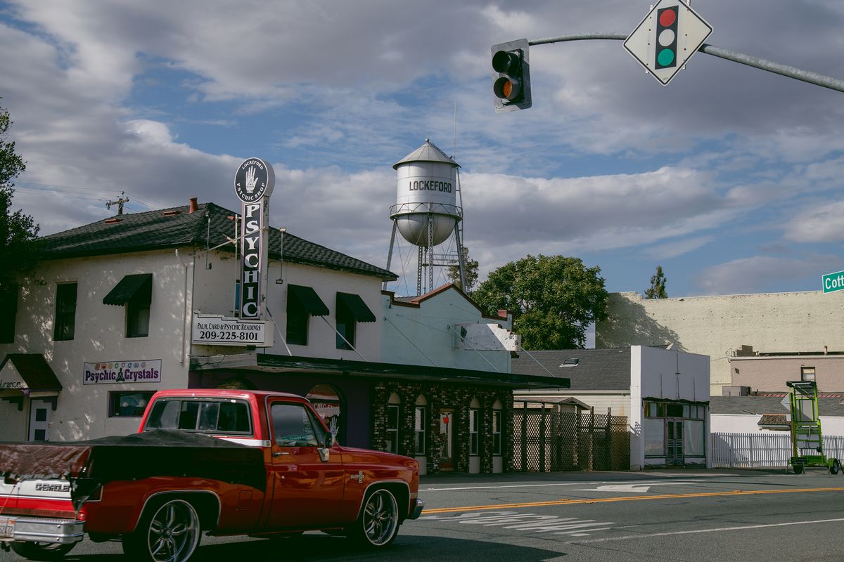 A water tower looms over downtown Lockeford, California, on June 17, 2022.    (Marissa Leshnov/For the Washington Post)