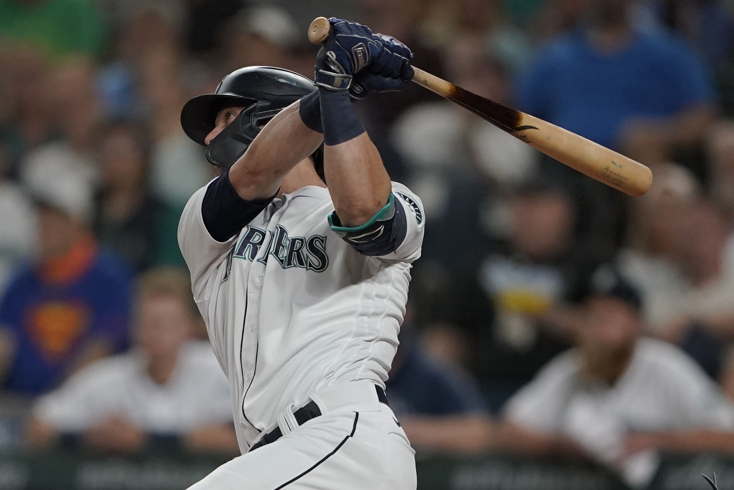 Mitch Haniger hits two HRs and Mariners win on another wild pitch against  A's