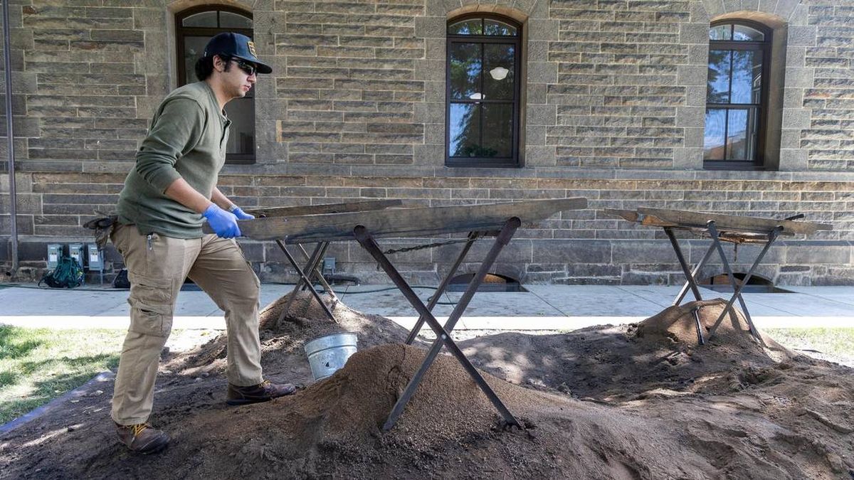 College of Western Idaho student Nate Biggs uses a screen to sift through dirt looking for artifacts at an archaeology dig outside of the State Historic Preservation Office in Boise. (Sarah A. Miller/Idaho Statesman)