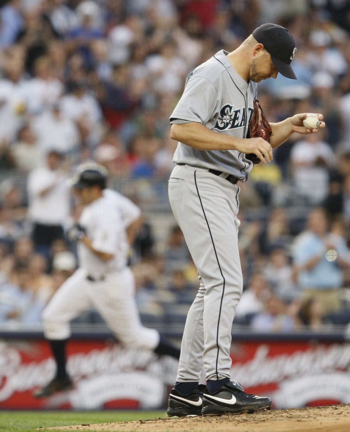 Seattle’s Jarrod Washburn looks at the mound after allowing a home run to the Yankees’ Johnny Damon. (Associated Press / The Spokesman-Review)