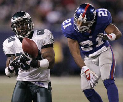 
Trent Cole, left, intercepts a pass in front of Giants' Tiki Barber. Cole scored on the play as the Eagles took a 14-point lead. 
 (Associated Press / The Spokesman-Review)