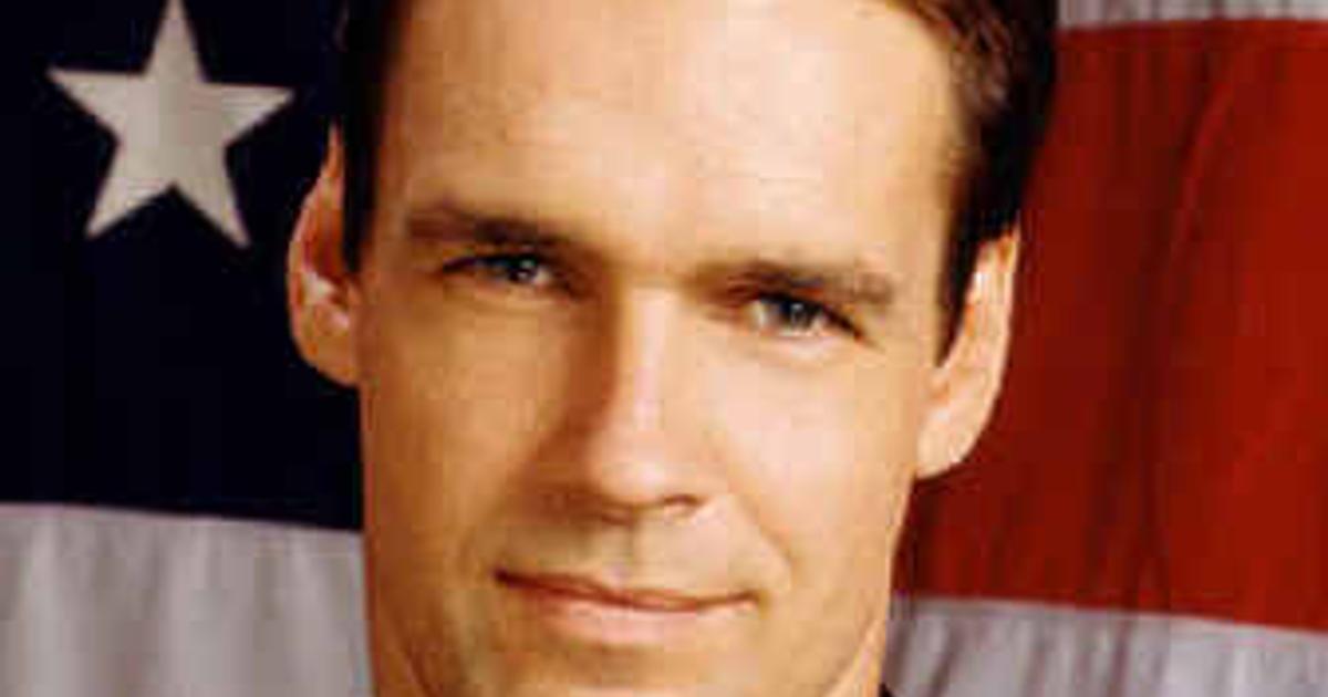 Did Canadian-born Elliot become a U.S. citizen?