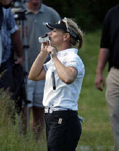 
Annika Sorenstam plants a kiss on her putter after sinking a long putt from off the green for an eagle on hole No. 18.
 (Associated Press / The Spokesman-Review)