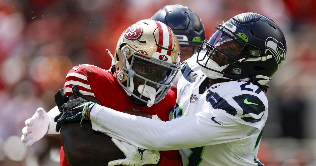 Seahawks' Darrell Taylor visits Seattle school, gifts students athletic  gear