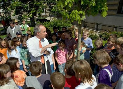 
Children from White Pine Intermediate School in Burley, Idaho, help Idaho Gov. Dirk Kempthorne plant a sugar maple tree on the Idaho Statehouse lawn May 11. It was one of Kempthorne's last public appearances as governor. 
 (Troy Maben Special to / The Spokesman-Review)