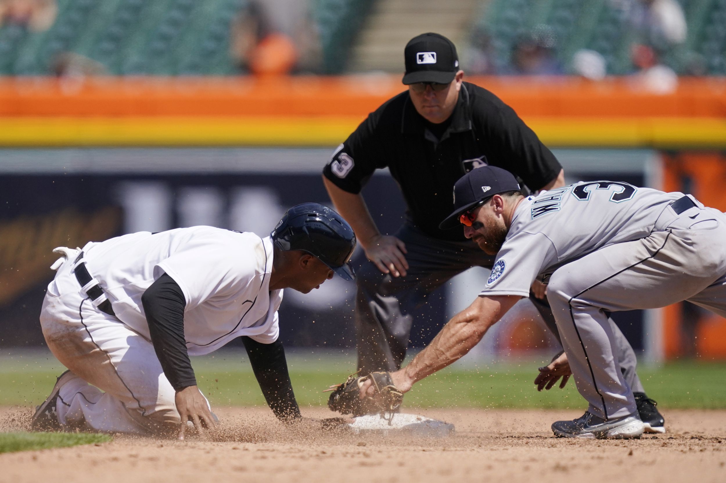 Tigers rally early behind Schoop, beat Mariners 8-3