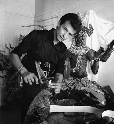 Martin Izquierdo poses in 1977. Izquierdo, a theatrical costume designer who designed the wings that gave flight to the spiritual messenger in “Angels in America,” Tony Kushner’s Pulitzer Prize-winning 1991 play.  (IZQUIERDO FAMILY/New York Times)