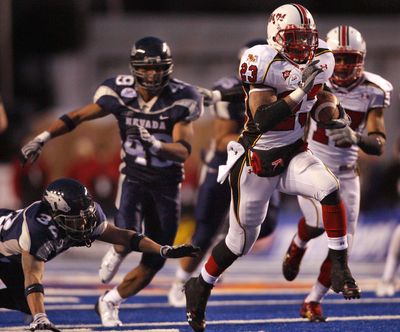 Maryland running back Da’Rel Scott, right, takes off for one of his two touchdowns. He missed more than a half after breaking curfew.  (Associated Press / The Spokesman-Review)