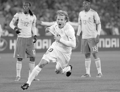 Uruguay and striker Diego Forlan, center, play Mexico today, only needing a draw to advance to the World Cup’s knockout round. (Associated Press)