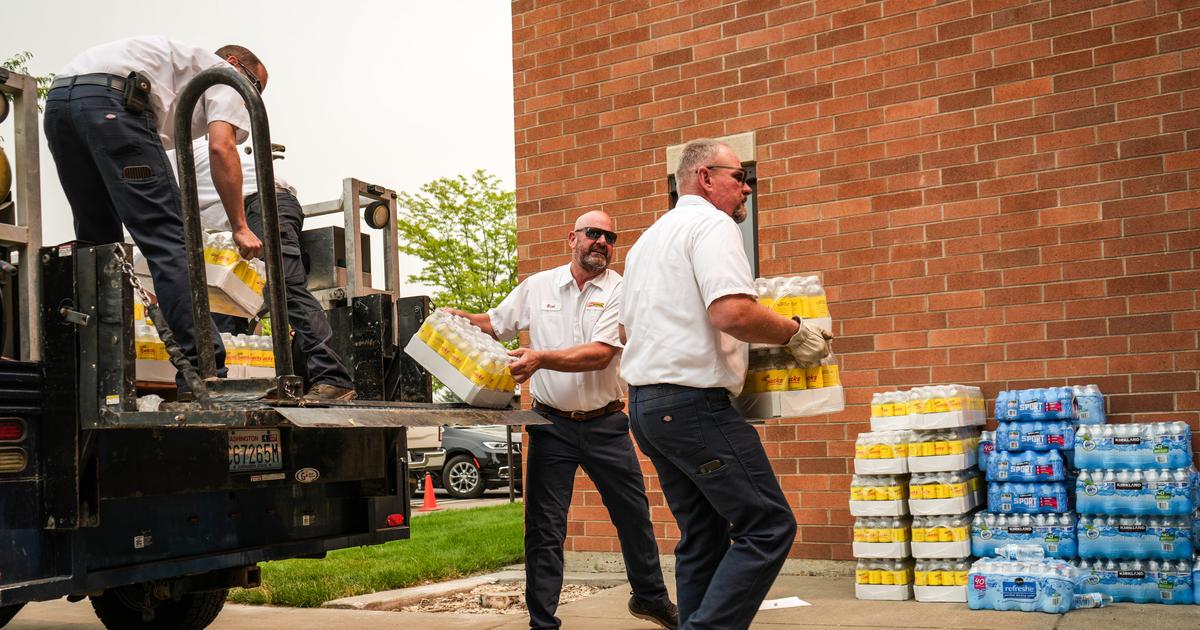 Vendors serving Spike and Dig volleyball tournament pivot to help firefighters: ‘Pretty amazing how communities com...