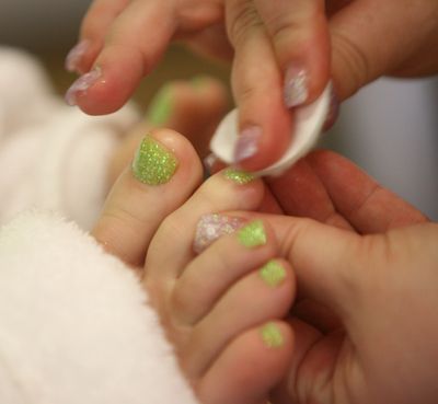 ORG XMIT: NYLS506 Beautician Heather Wood performs a pedicure for a client at the Caritta Salon in Boise, Idaho, Friday, Feb. 20, 2009. Wood sometimes trades beauty services for what she needs. Bartering _ the trading of goods or services without using cash _ has become more popular in a down economy.       (AP Photo / Joe Jaszewski) (Joe Jaszewski / The Spokesman-Review)